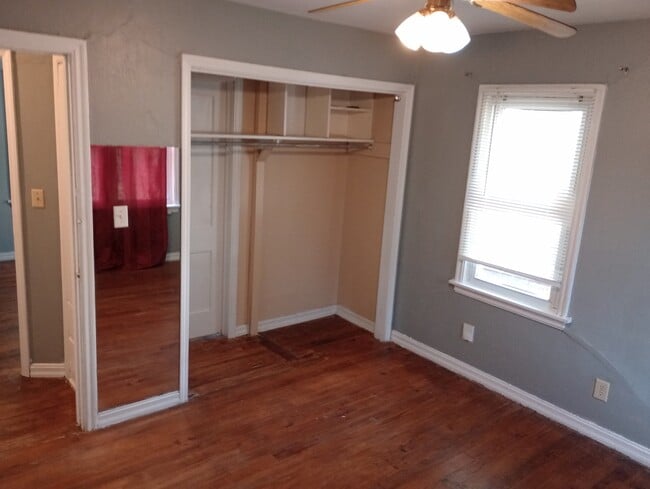 Photo - 209 E Douglas Dr