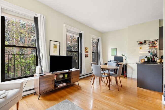 Building Photo - 182 W Brookline St Unit 3