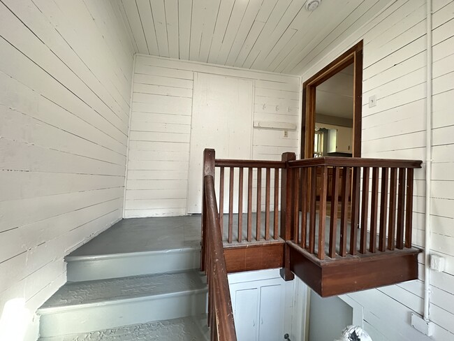 back entry into unit - 510 Mather St Apartamentos Unidad 1- Upper