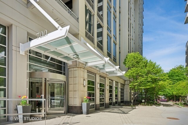 Photo - 700 N Larrabee St