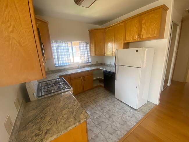 Photo - 80 S Meridith Ave Unidad 06