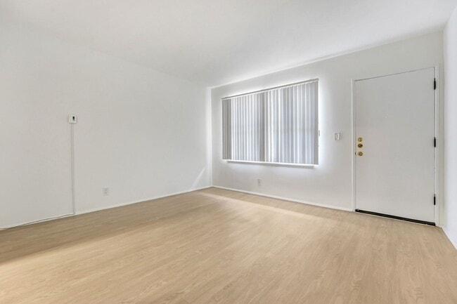 Building Photo - 10906 Santa Monica Blvd