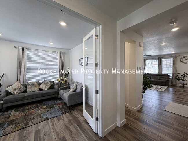 Photo - 1856 Meagan Wy