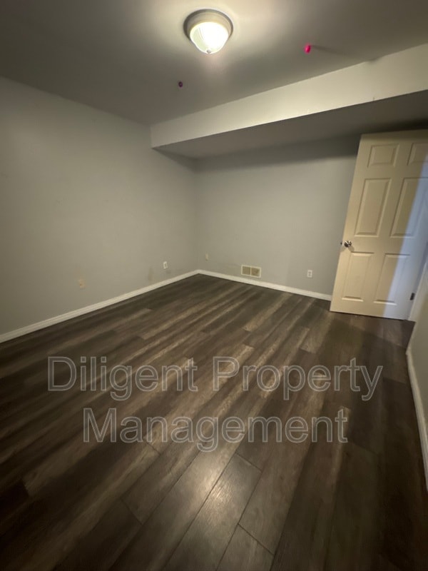 Building Photo - 588 Howden St