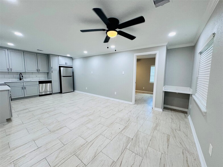 10702 Deval Dr