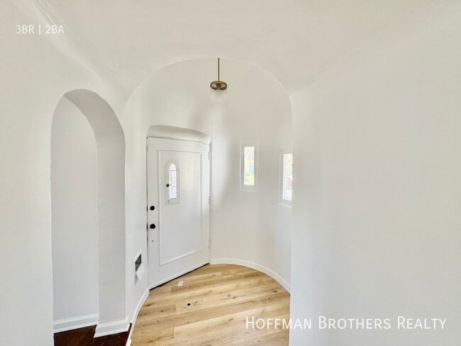 Photo - 302 N Mansfield Ave Unit A