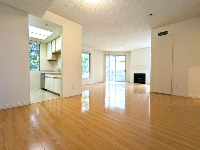 Building Photo - 553 S St Andrews Pl Rental