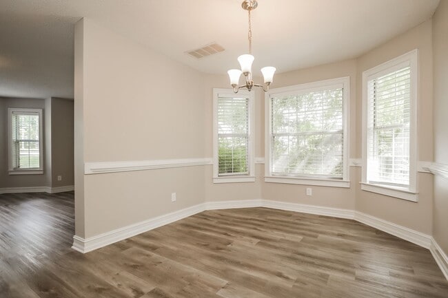 Photo - 355 Emerald Trce