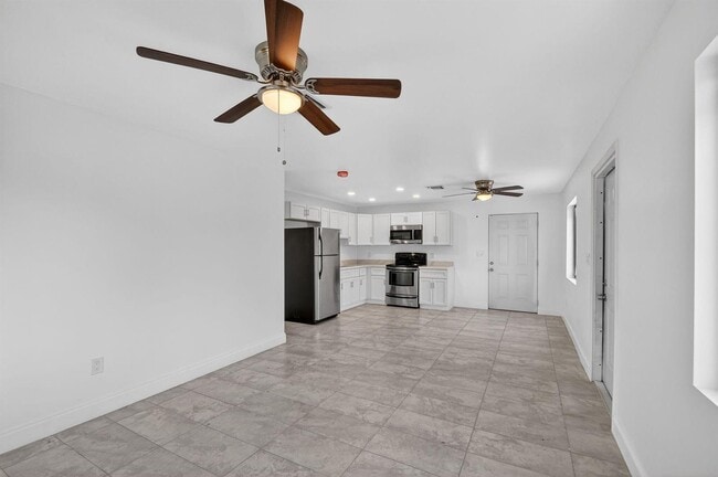 Photo - 917 W 2nd St