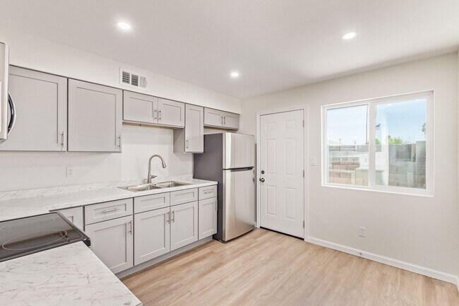Photo - Stylish. Newly Renovated. Cozy, Boutique C... Unit 1434