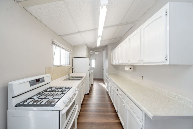 Photo - Beautiful Newly Renovated 3 Bed - 1 Bath Pet Friendly Home in Bountiful! Available NOW!