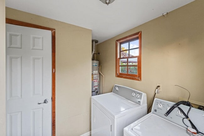 Building Photo - 1615 Airline Dr