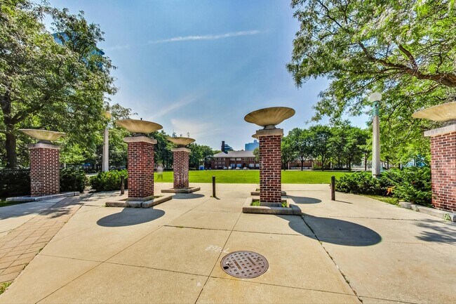 Photo - 343 W Old Town Ct Unit 604