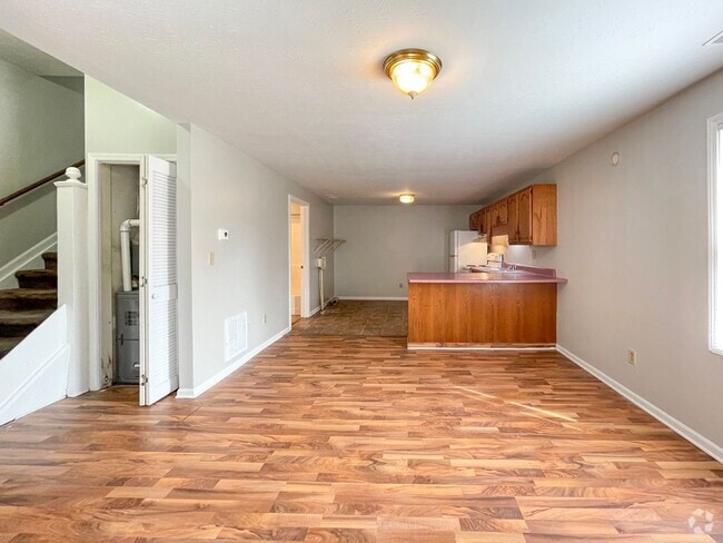 Building Photo - 114 E 8th St Unit Apt 2