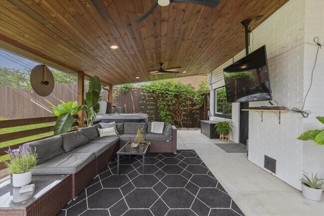 Building Photo - 208 Skyloop Dr