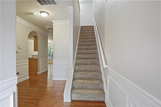 Photo - 720 Surrey Park Pl SE