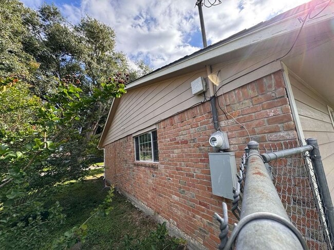 Photo - BEAUTIFUL HOME IN ANGLETON. MOVE IN READY!.