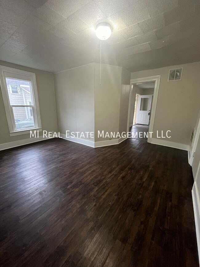 Photo - 305 E Grove St
