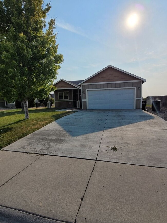 Building Photo - House with Double Car Garage
