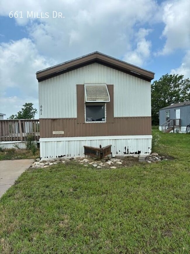 Photo - 661 W Mills Dr