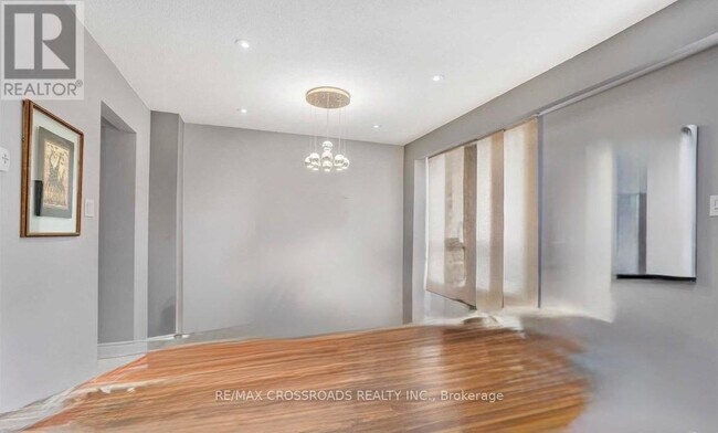 Photo - 90 Foster Crescent