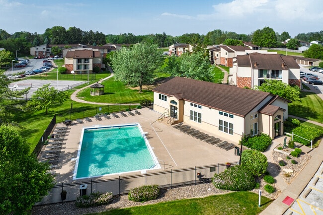 Oficina de arrendamiento y piscina - Indian Ridge Apartments