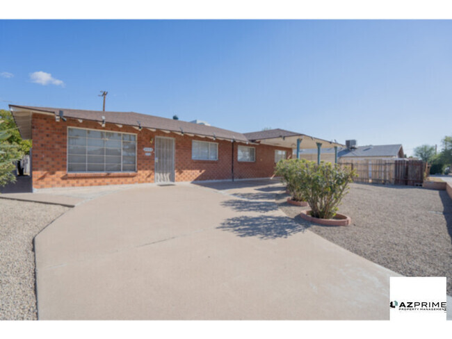 Building Photo - This Cozy 4/2 Scottsdale House Offers the ...