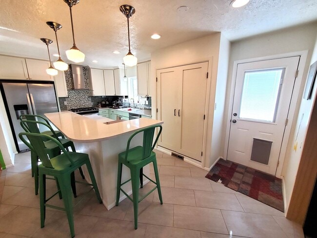 Updated 3 bed 2 bath near UPTOWN! Don't Miss out! Hardwood Floors! - Updated 3 bed 2 bath near UPTOWN! Don't Miss out! Hardwood Floors!