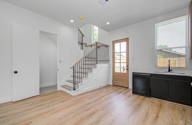 Photo - 1308 Tarley St