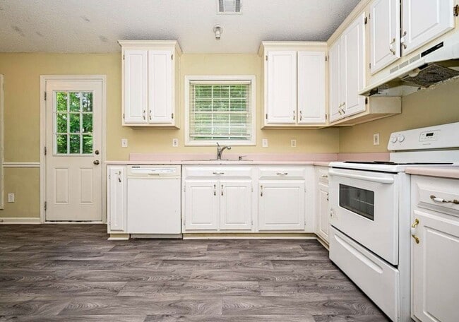 Photo - 193 Windsor Cir