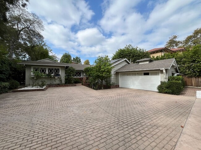 Building Photo - Encino 3+3 w/gated entry, pool + solar pan...