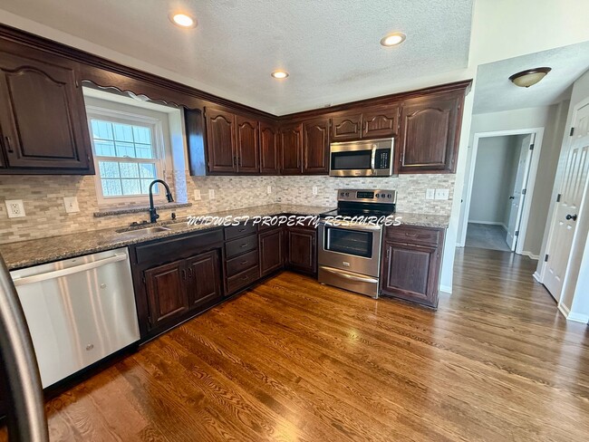 Photo - Ranch in Lee's Summit For Lease - Crisp, Clean and New!