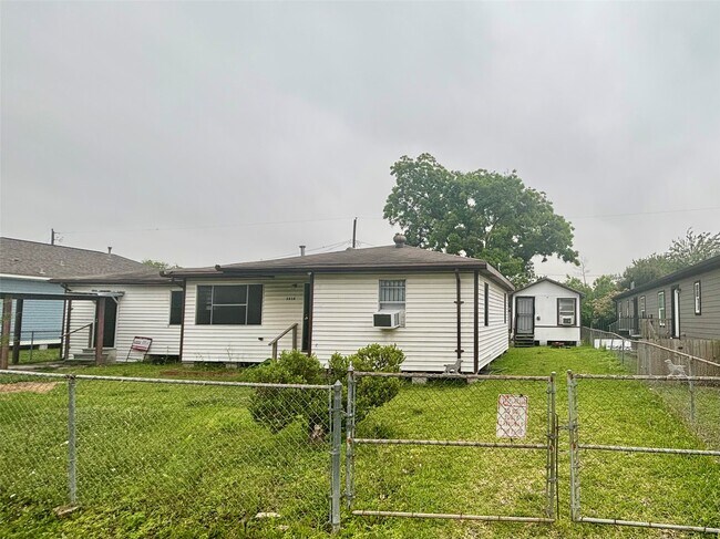 Building Photo - 6814 Covington Dr