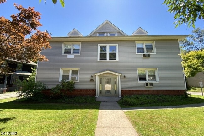 Building Photo - 44 Gates Ave Unit 2