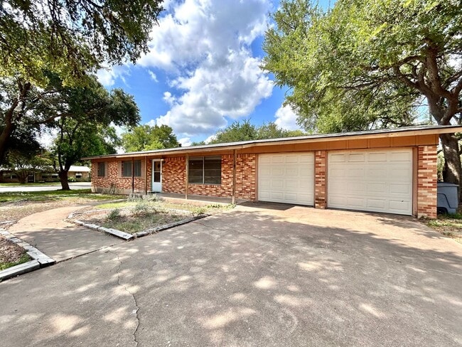 Building Photo - 3 Bed, 2 Bath Home – Fully Equipped & Move...