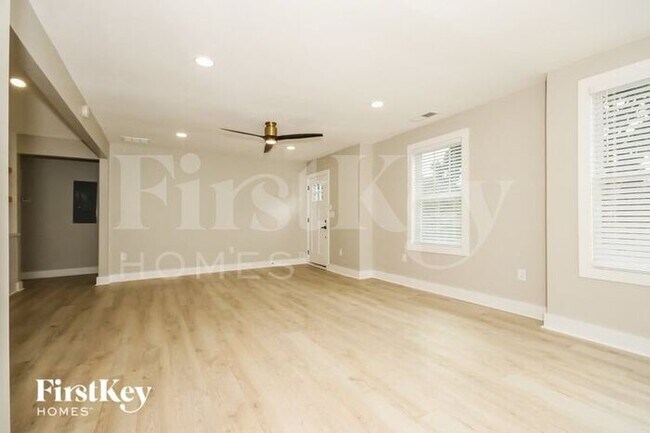 Photo - 933 Woodbourne Dr SW
