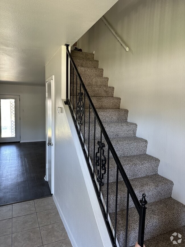 Building Photo - 206 Wilshire Dr Unit B Rental