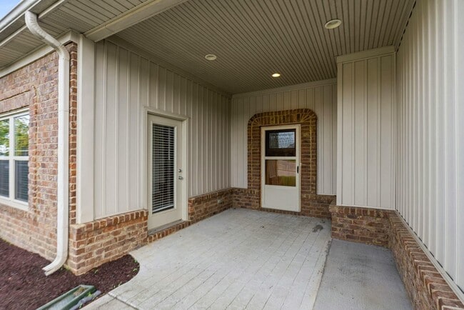 Photo - 592 Regency Cir