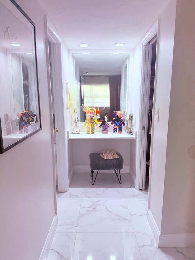 Photo - 545 Oaks Ln Unit APT 204