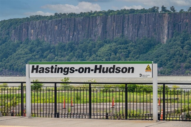 Building Photo - 548 Warburton Ave Unit 2W