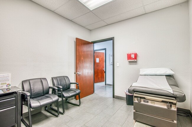 Photo - Move-in ready professional office space fo... Unidad 550 S. Mesa Hills A-4