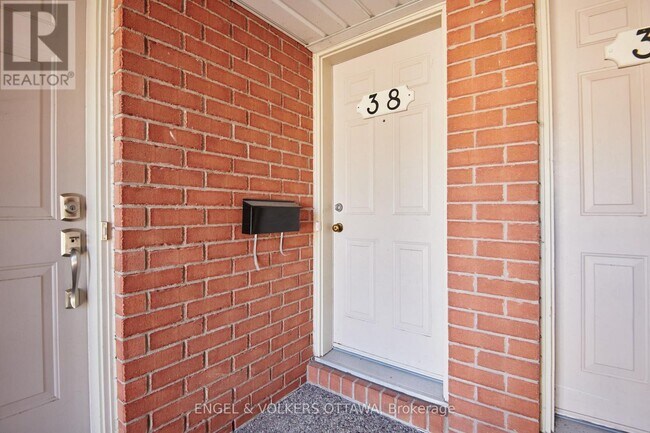 Photo - 38 Lakepointe Dr