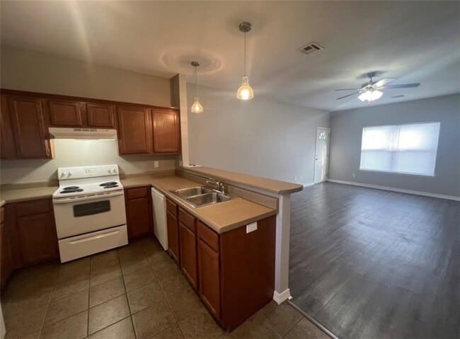 Photo - 3010 SE J St Apartment Unit 20