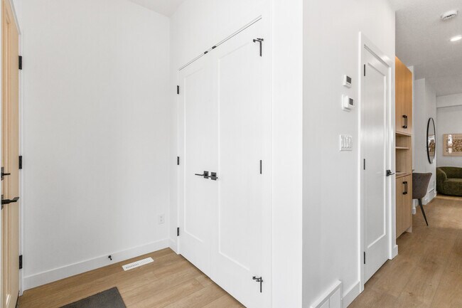 Photo - 9807-9153 153 St NW Unité MAIN 9807