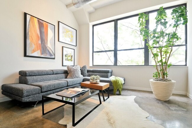 Building Photo - 1311 W Randolph St Unit 216