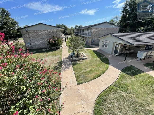 Photo - 1502 NW Kingsbury Ave