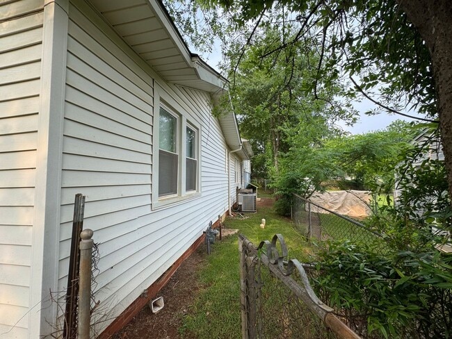 Photo - 2-bed/1-bath Downstairs unit!