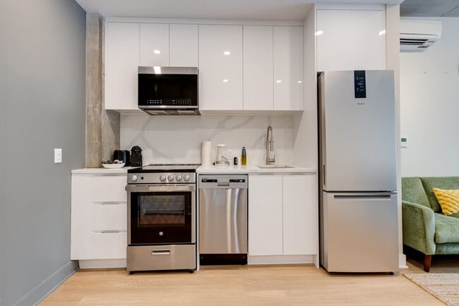 Photo - 742 Rue William Unit FL7-ID1254787P