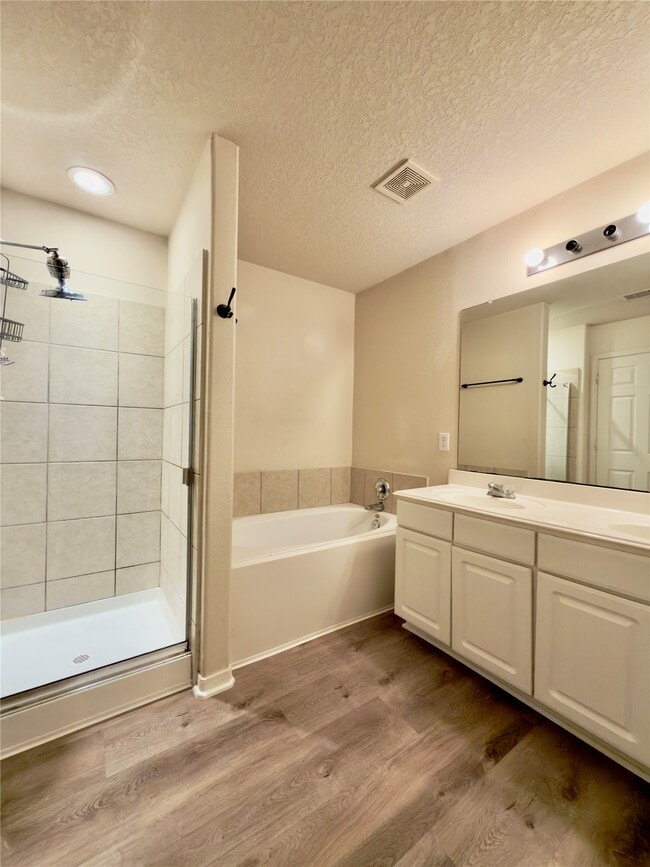 Building Photo - 4935 Fair Oak Dale Ln