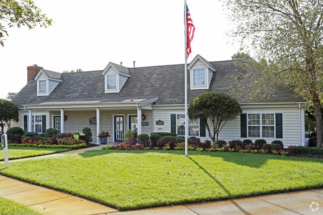 Well-manicured landscaping - Taylor Pointe Apartments